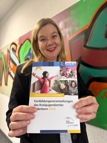 Jessica Jürgensmeier vom Kreisjugendamt Paderborn stellt das neue Fortbildungsprogramm vor. © Kreis Paderborn, Diana Ramme